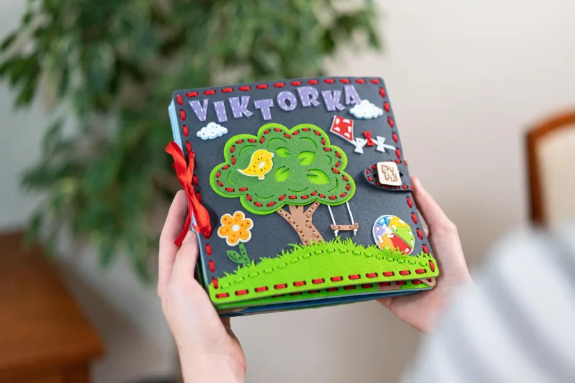 Quiet Book BUUK Dobrodružství — interaktivní knížka pro holky