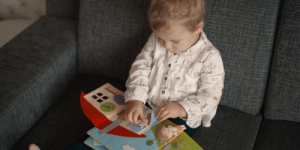 Proč se Quiet Book překládá jako tišící kniha? Původ názvu