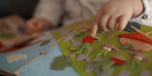 Quiet Book jako dotyková knížka: rozvoj hmatu a jemné motoriky u dětí