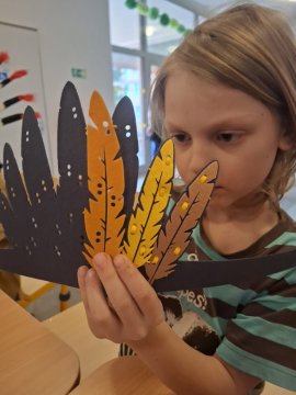 Indiánská čelenka: návod jak ji vyrobit s dětmi z filcu