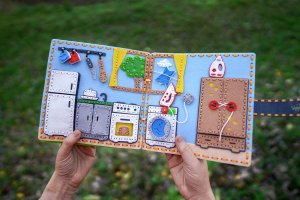 Quiet Book a Montessori: proč k sobě perfektně pasují