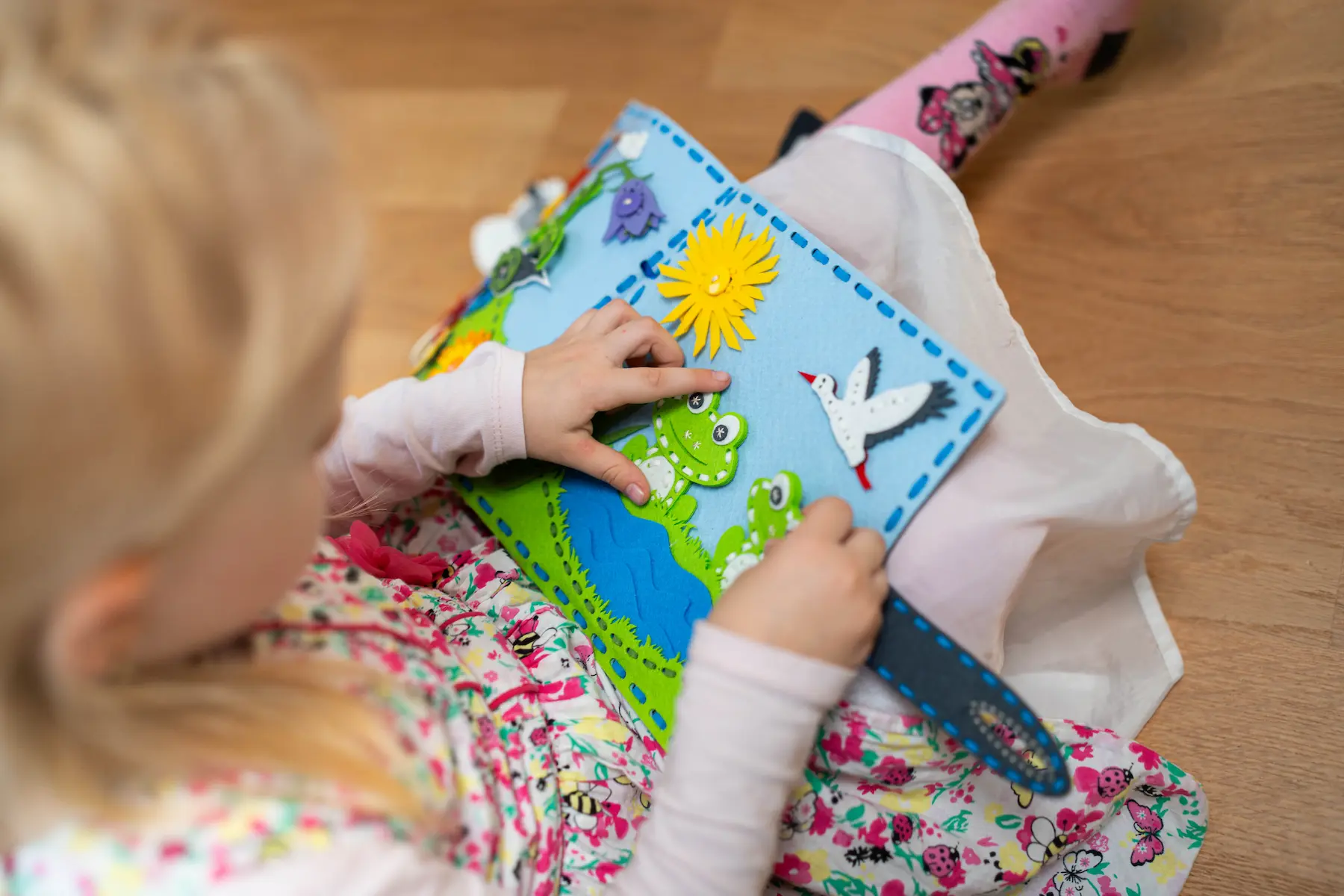 dítě si hraje s Quiet Book BUUK Statek